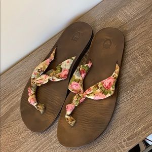 Floral knot sandals